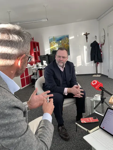 NEOS-Landessprecher und Staatssekretär Sepp Schellhorn im Gespräch mit MeinBezirk Salzburg Chefredakteur Michael Kretz | Foto: NEOS / Alexander Plutta