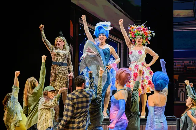 Das Musical "Priscilla - Queen of the Desert" feierte seine Premiere am Salzburger Landestheater. Ein schillerndes Stück mit einer berührenden Geschichte. 
 | Foto: SLT/Tobias Witzgall