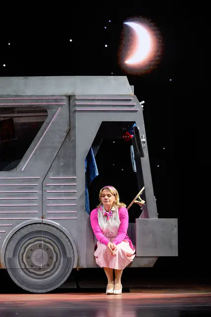 Das Musical "Priscilla - Queen of the Desert" feierte seine Premiere am Salzburger Landestheater. Ein schillerndes Stück mit einer berührenden Geschichte. 
 | Foto: SLT/Tobias Witzgall