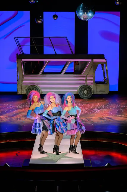 Das Musical "Priscilla - Queen of the Desert" feierte seine Premiere am Salzburger Landestheater. Ein schillerndes Stück mit einer berührenden Geschichte. 
 | Foto: SLT/Tobias Witzgall