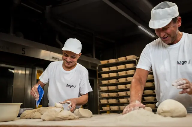 Lehrling Muhammed Yildiz und Bäckermeister Mario-Takats  | Foto: Hager