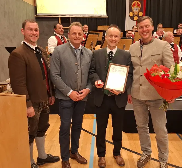 Bürgermeister Alexander Sartori und Vizebürgermeister Josef Wallmann überreichen Hieronymus „Rony” Bitschnau für seinen langjährigen Einsatz die Goldene Ehrennadel der Gemeinde Bad Vigaun. | Foto: Michael Neureiter