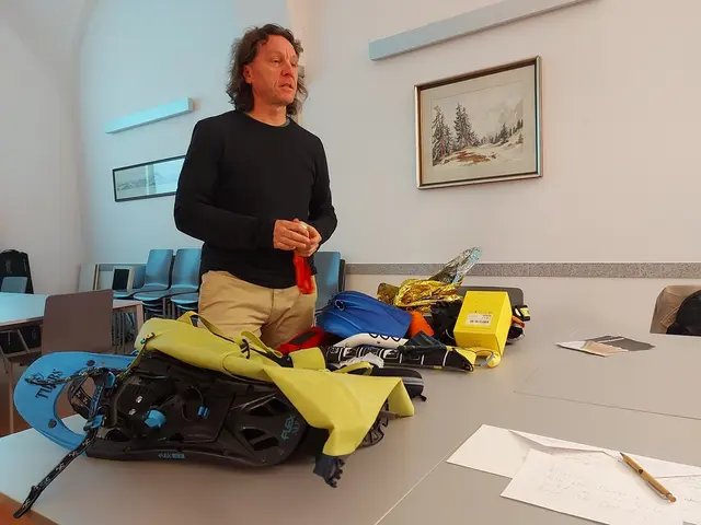 ourenführer Christian Wirth vom Ennser Alpenverein informierte über das Schneeschuhwandern und worauf geachtet werden muss. | Foto: Alpenverein Enns