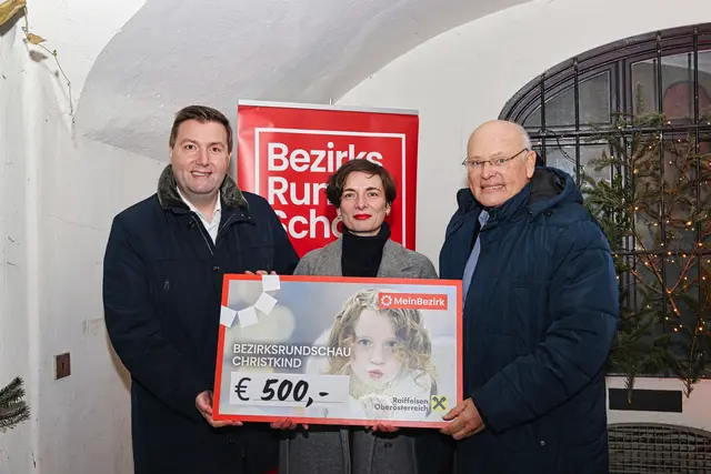 Von links: Stadtrat Michael Raml, Redekatiosleiterin Silvia Gschwandtner und Fraktionsobmann Wolfgang Grabmayr bei der Spendenübergabe. | Foto: MeinBezirk/Reischl