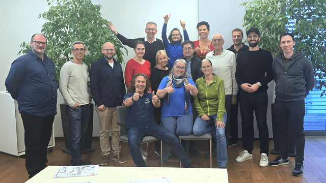 Andreas Roffeis (1. Reihe links) und Peter Dollak (letzte Reihe links) mit den Teilnehmern. | Foto: WKNÖ