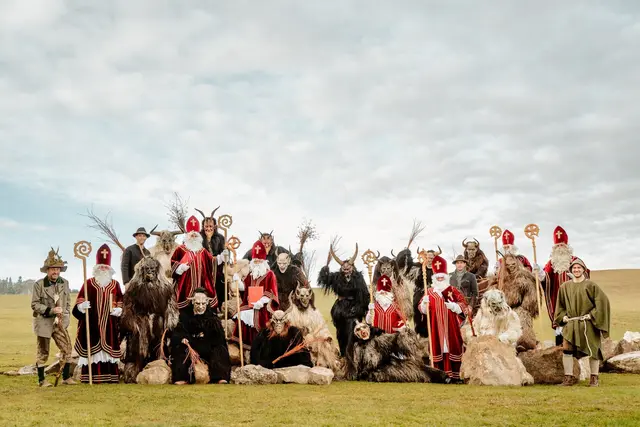 Die Seekirchner Wallersee-Perchten mit den Nikoläusen. | Foto: Wallersee Perchten/Annemarie Jäger