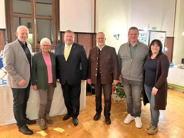 Bürgermeister Martin Leonhartsberger, Ausstellerin Herta Eder, Bürgermeister Leopold Gruber-Doberer, Konstantin DeMartin (Ehrenmedaille in Bronze), Bezirksfeuerwehrkommandant Manfred Babinger (Ausstellerin Verena Stadler) | Foto: Gemeinde