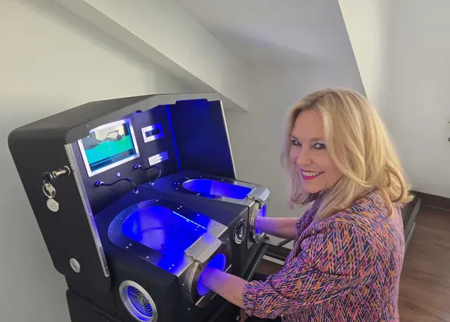 Die Kälteanwendung brachte Frau Michaela Linderung. | Foto: Just Cool It