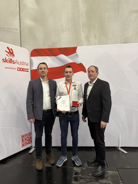 Geschäftsführer David Wondra, Staatsmeister Marcel Riener und Christian Haneder (Betriebsleiter Installationen Gmünd) freuen sich über den Sieg. | Foto: Lagerhaus Gmünd-Vitis