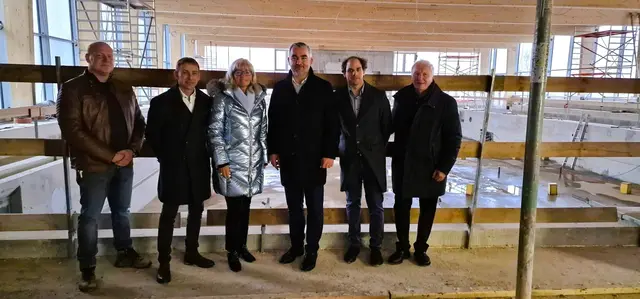 v.l.: Thomas Heiny und Thomas Rosner von der Projektentwicklung Burgenland GmbH,
Bürgermeisterin Elisabeth Böhm, Sport-Landesrat Heinrich Dorner und Schwimmwart
Patrick Oberroither sowie Obmann Hans Christian Gettinger von der Schwimmunion Neusiedl am See. | Foto: Stadtgemeinde Neusiedl am See