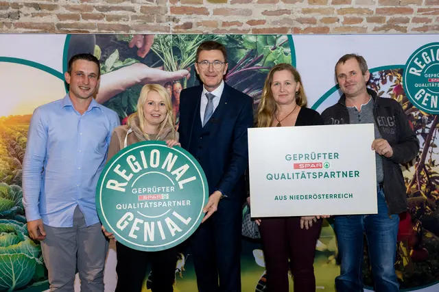 Thomas Schön, Sabrina Zöchinger, Alois Huber (SPAR-Geschäftsführer Wien, Niederösterreich und nördl. Burgenland), Michaela und Martin Grassinger bei der Verleihung der SPAR-Obst- und Gemüseprämie. | Foto: SPAR/wearegiving