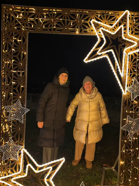 Johanna Ganster und Barbara Röhrs testeten gleich den Bilderrahmen. | Foto: MeinBezirk.at