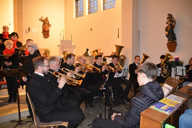 Unter dem Motto „Aus dem Dunkel ins Licht“ präsentierten Chor und Bläserensemble ein stimmungsvolles Adventprogramm vor einer vollbesetzten Kirche. | Foto: MeinBezirk/Rosenberger Victoria