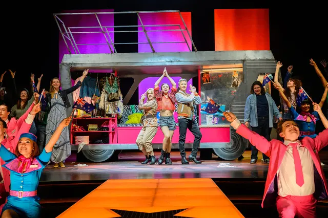 Das Musical "Priscilla - Queen of the Desert" feierte seine Premiere am Salzburger Landestheater. Ein schillerndes Stück mit einer berührenden Geschichte. 
 | Foto: SLT/Tobias Witzgall