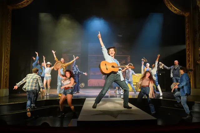 Das Musical "Priscilla - Queen of the Desert" feierte seine Premiere am Salzburger Landestheater. Ein schillerndes Stück mit einer berührenden Geschichte. 
 | Foto: SLT/Tobias Witzgall