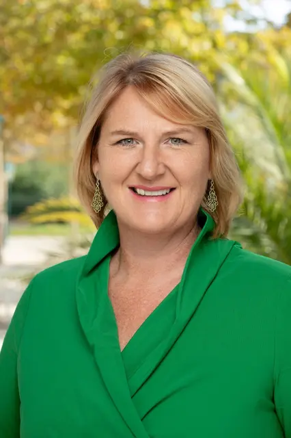 GRÜNE-Landessprecherin Helga Krismer: "Vom Christkind wünsche ich mir heuer nur eines – dass es in unserem Bundesland Niederösterreich kein einziges Kind gibt, das beim Anblick des Christbaums nicht strahlt vor Freude und unter diesem Geschenke findet, die es auspacken kann." | Foto: Die Grünen NÖ