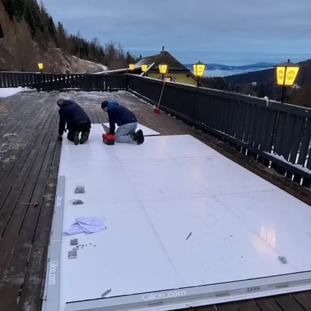 Ab sofort kann gespielt werden, zwei neue LED-Strahler werden noch installiert. | Foto: Salzstiegl