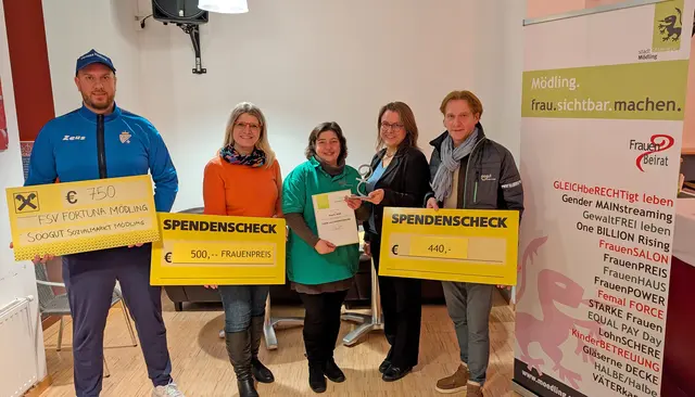 Auszeichnung des Mödlinger Frauenbeirates für eine engagierte Frau mit großem Herz! von links: Denis Hamzic, Elisabeth Handler, Preisträgerin Nazife Asik, Teresa Voboril und Wolfgang Brillmann.   | Foto: Stadtgemeinde Mödling / cb