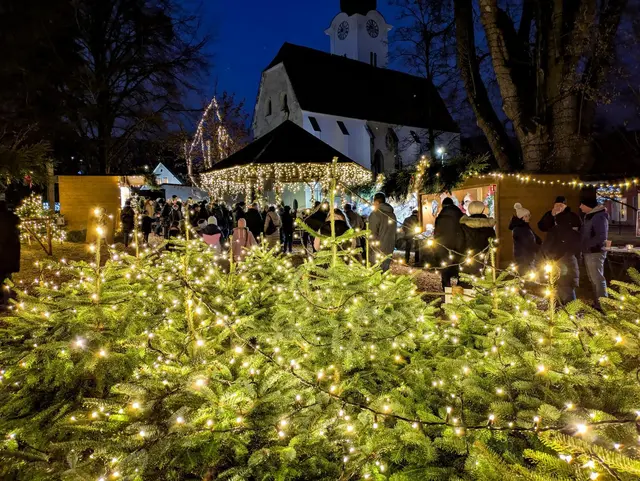 Der stimmungsvolle Adventmarkt im Schlosspark Stibichhofen ist eröffnet. | Foto: Christoph Grill