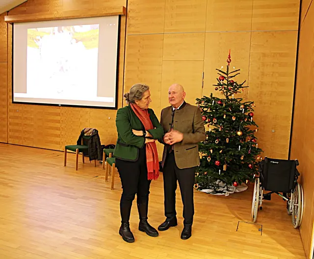 Weihnachtsfeier im Gemeindesaal Anif mit 97 Teilnehmer*Innen
Frau Bgm.Mag.Gabriella Gehmacher-Leitner und Obm.des Anifer Sen.-Bund Hans Ramsauer