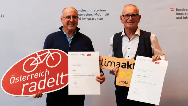Die zweit- und drittplatzierten Gemeinden in der Kategorie »2.000 bis 5.000 Einwohnerinnen«: (v.l.) Pucking (2. Platz) und Neumarkt im Mühlkreis (3. Platz). | Foto: klimaaktiv mobil/Adrian Almasan