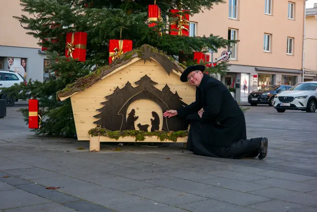 Fürtinger bei der großen Krippe am Ternitzer Stadtplatz. | Foto: Santrucek