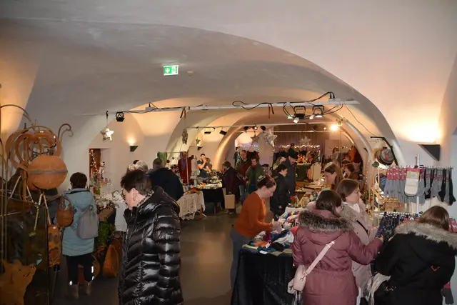 Über 40 Aussteller präsentierten regionales Handwerk, Kunst und Kulinarik – von Epoxyskulpturen über Keramik bis hin zu Imkereiprodukten. | Foto: Rosenberger Victoria