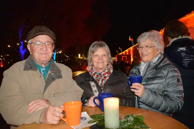 Zahlreiche Besucherinnen und Besucher nutzten das stimmungsvolle Ambiente des Schlosses, um in entspannter Atmosphäre über den Markt zu schlendern und die vielfältigen Angebote zu genießen. | Foto: Rosenberger Victoria