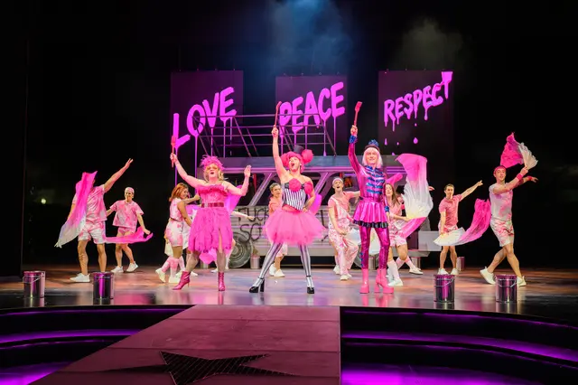 Ein schillerndes Musical mit vielen tiefgehenden Momenten. Im Bild: Marco Dott, Leon de Graaf, Oliver Arno und das Ensemble. | Foto: SLT/Tobias Witzgall