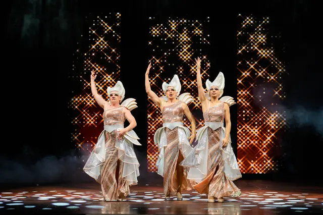 Das Musical "Priscilla - Queen of the Desert" feierte seine Premiere am Salzburger Landestheater. Ein schillerndes Stück mit einer berührenden Geschichte. 
 | Foto: SLT/Tobias Witzgall