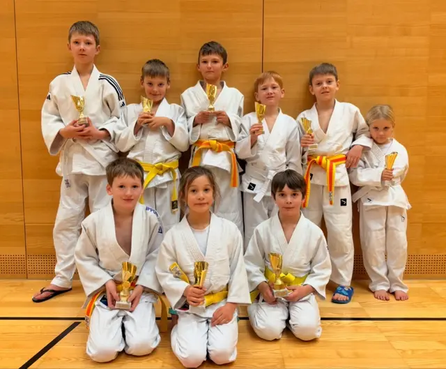 Gruppenfoto der Turnier-Gewinner: hinten v.l.: Kilian Huth, Ferdinand Doppel, Leonard Doppel, Mats Günther, Ivan Apukhtin, Leni Günther
Vorne v.l.: Gabriel Gundolf, Fenja Konzmann, Yannick Huber | Foto: Judo Team Wängle