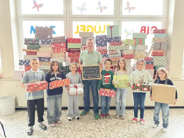 Gemeinsam stapelten die Kinder mit Bürgermeister Hofko die Spenden am Fensterbrett, bereit für die Abholung durch die Landlerhilfe. | Foto: Gemeinde Pasching