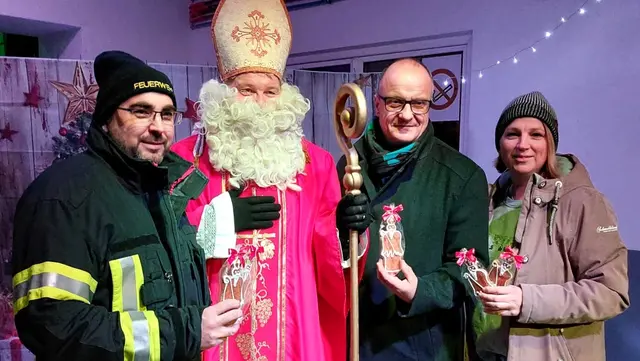 Auch Bürgermeister Christian Lautner, Partnerin Katja Breithut und FF-Kommandant Florian Krebs erhielten ein Geschenk. | Foto: Gemeinde Wolfsgraben