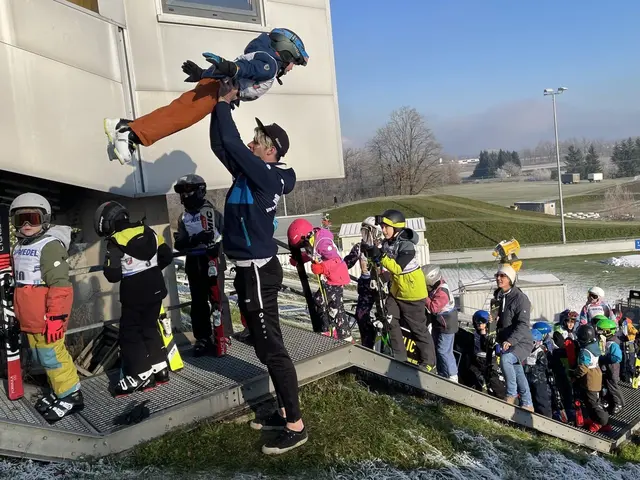 Beim Schanzenfest können Kinder das Skispringen auf einer Kinderschanze ausprobieren.  | Foto: Ski Austria/Michael Grubinger 