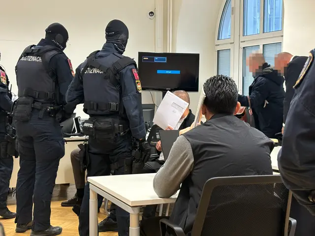 Am Donnerstag mussten sich drei Männer vor Gericht verantworten, denen insgesamt drei Bankomatsprengungen vorgeworfen werden. Sie sollen Teil eines international agierenden Netzwerkes sein.  | Foto: MeinBezirk/Ronja Reidinger