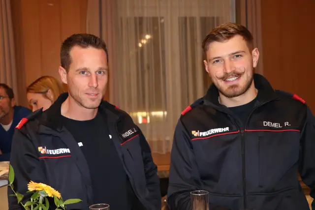 Die Feuerwehr war unter anderem durch Jonathan Hansel und Raphael Demel vertreten. | Foto: MeinBezirk/Raimund Buch