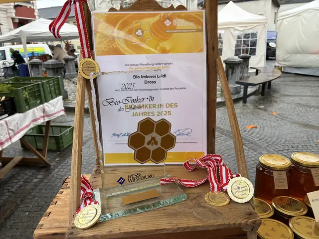 Am Bauernmarkt in Krems zeigen die Loidls die Auszeichnung. | Foto: sg