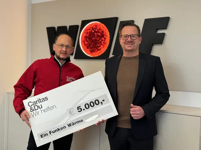 Andreas Falkner (stv. Leitung Spendenabteilung Caritas  OÖ) und Martin Kloboucnik (Geschäftsführer der WOLF Klima- und Heiztechnik GmbH) bei der Scheckübergabe. | Foto: Wolf Österreich