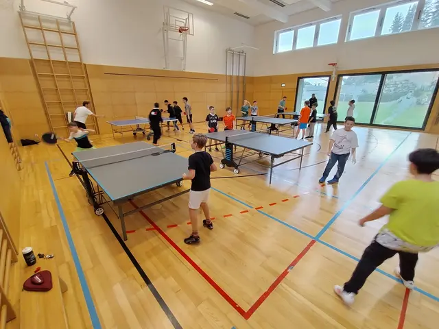 Aktivität an jedem Tisch.