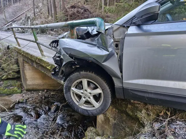 Glück im Unglück hatte ein Pkw-Lenker bei einem Unfall in St. Veit. Nachdem das Fahrzeug von der Straße abgekommen war, blieb es in einem Brückengeländer hängen. | Foto: Freiwillige Feuerwehr Wieting
