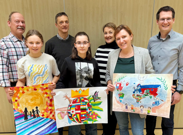 m Foto v.l. hinten Christoph Krahbichler (Lions Saalfelden), Direktor Richard Pfitscher, Lehrerin Eva Mitterlechner und der amtierende Lions-Präsident Simon Altenberger. Vorne v.l. Sarah Wörter (Platz 3), Sarah Perenyi (Platz 1) und Lehrerin Bernadette Hofer mit dem Plakat von Mathias Richter - er konnte wegen einer Schularbeit nicht an der Siegerehrung teilnehmen. | Foto: LIONS Saalfelden/Heinz Bayer