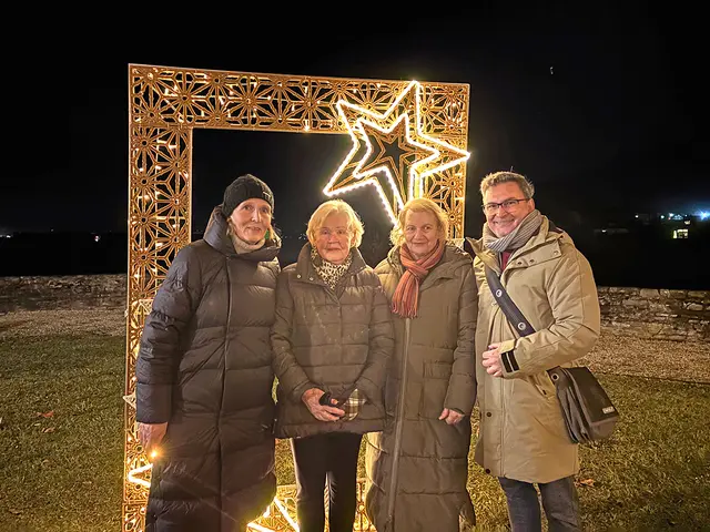 Bürgermeister Markus Lakounigg mit Obfrau Johanna Ganster (links) und Bürgerfrauen beim neuen leuchtenden Bilderrahmen-Fotomotiv. | Foto: MeinBezirk.at