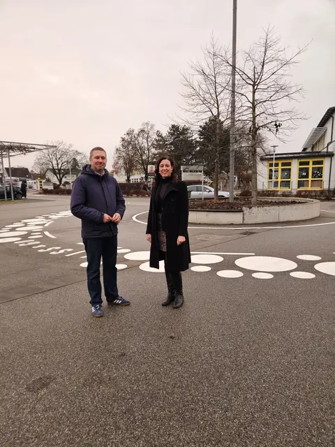 Bürgermeister Markus Hofko und Familienobfrau Marlene Hetzmannseder vor der neuen Kiss &amp; Go-Zone am Kirchenplatz, die für mehr 
Sicherheit am Schulstandort sorgt. | Foto: Gemeinde Pasching