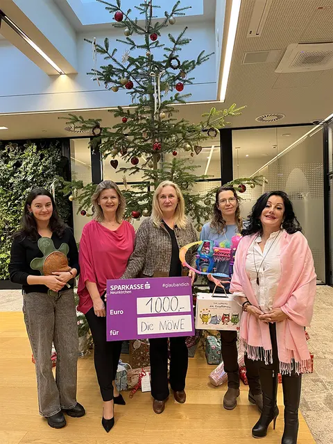 Vorstandsdirektorin Gertrude Schwebisch (Mitte) mit den Vertreterinnen der möwe (v.l.n.r.): Alba de la Fuente, Regina Bauer, Claudia Kornfeld und Asita Aschraf. | Foto: Sparkasse Neunkirchen
