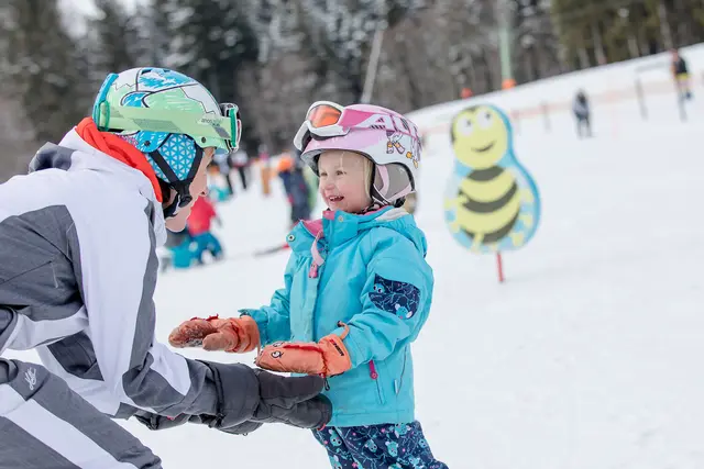 Pistenspaß für die ganze Familie im Skigebiet Annaberg. | Foto: Schwarz-König