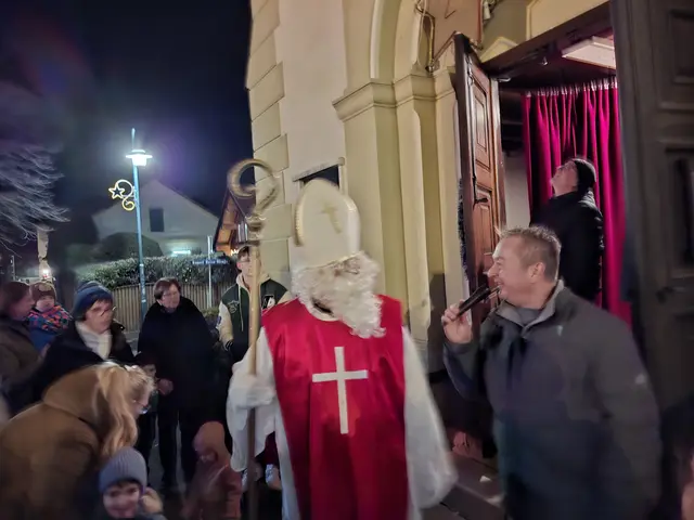 Marcus Kellner (r.) spricht mit dem Nikolo. | Foto: Dorfgemeinschaft Peisching