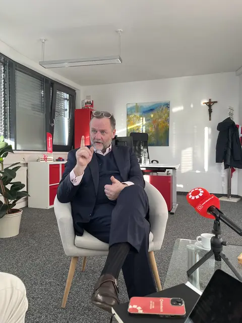 NEOS-Landessprecher und Staatssekretär Sepp Schellhorn im Gespräch mit MeinBezirk Salzburg  | Foto: NEOS / Alexander Plutta