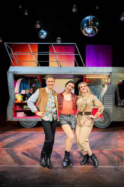 Das Musical "Priscilla - Queen of the Desert" feierte seine Premiere am Salzburger Landestheater. Ein schillerndes Stück mit einer berührenden Geschichte. 
 | Foto: SLT/Tobias Witzgall