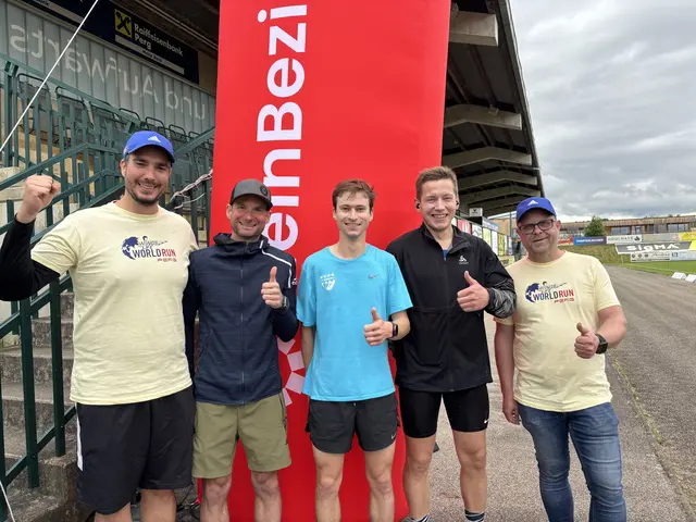 "Wings for Life Run Perg" 2025. Die meisten Kilometer spulten ab: Christian Slawiczek (Mitte, 46,48 Kilometer), Wolfgang Kastl (links, 40,44 Kilometer) und Mario Peham (39,24 Kilometer). Am Bild mit Stefan Leitenmayr (Union Perg) und Robert Langeder (X-Event). | Foto: Meinbezirk Perg/Köck