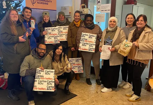 Die Schülerinnen und Schüler und Lehrenden überreichten den beiden Community Nurses aus Ebensee die gefüllten Adventkalender. | Foto: Caritas